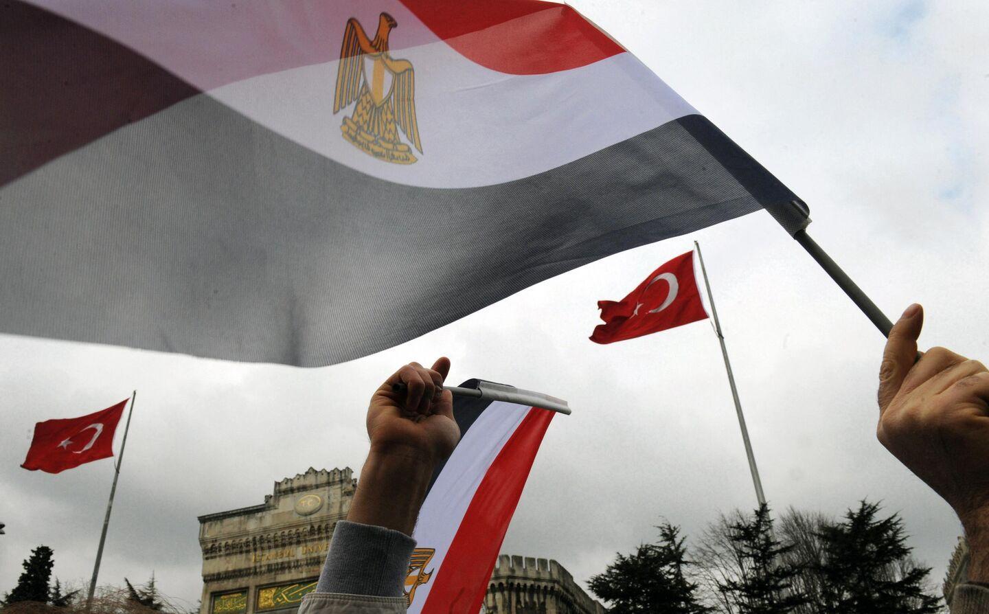مسؤولان يتحدثان عن مسؤولان يتحدثان عن