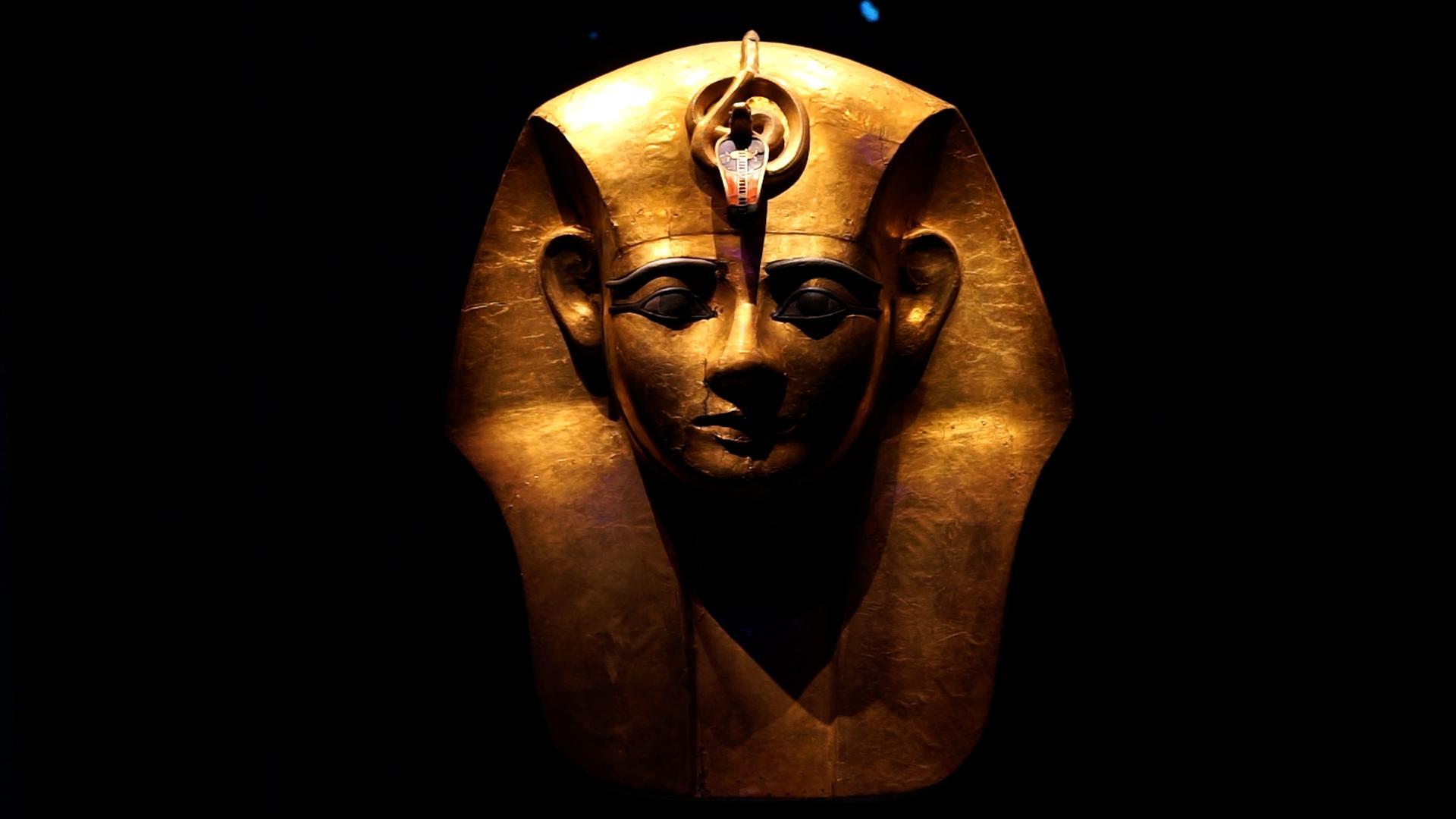 سويسرا تعيد قطعة من تمثال لرمسيس الثاني إلى مصر سويسرا تعيد قطعة من تمثال لرمسيس الثاني إلى مصر