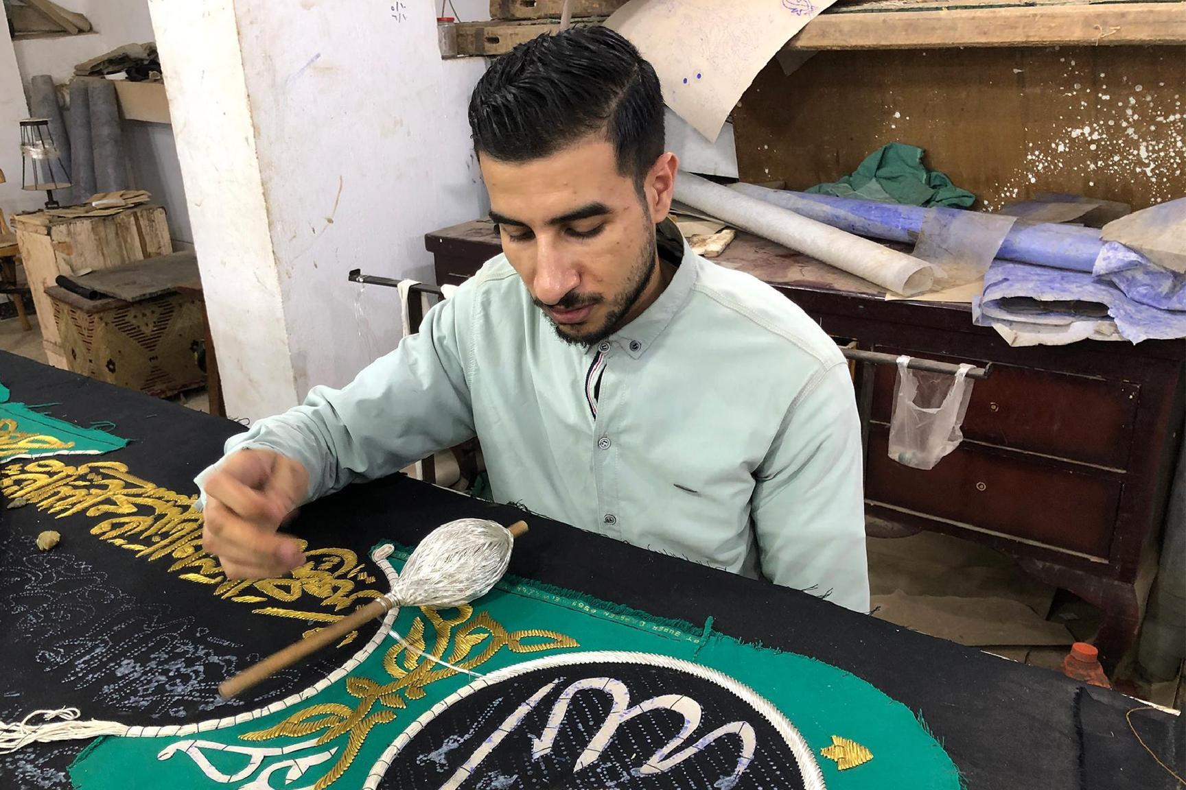فنون حياكة كسوة الكعبة المشرفة والزخارف المكية تزدهر في قرية مصرية فنون حياكة كسوة الكعبة المشرفة والزخارف المكية تزدهر في قرية مصرية