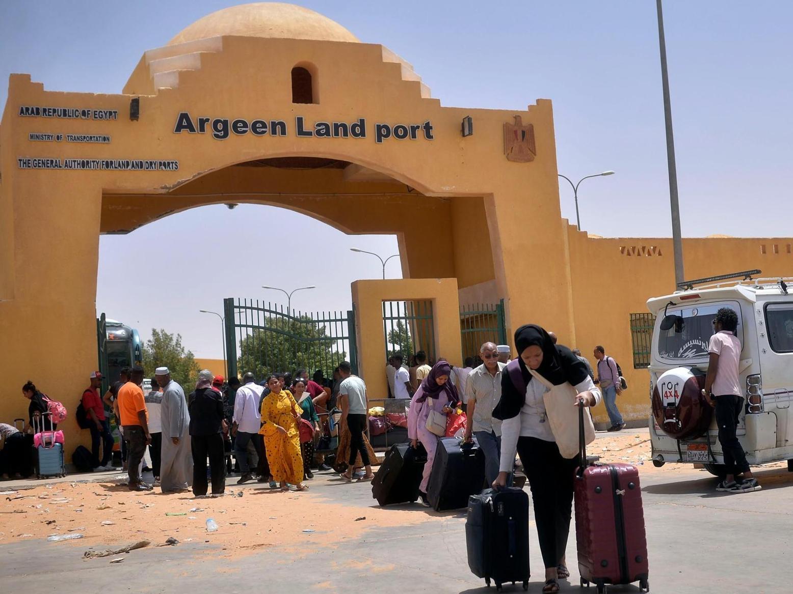 رايتس ووتش تنتقد القيود المصرية الجديدة على دخول السودانيين رايتس ووتش تنتقد القيود المصرية الجديدة على دخول السودانيين