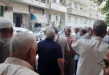 عمال شركة الحديد والصلب يتظاهرون مطالبين بمستحقاتهم عمال شركة الحديد والصلب يتظاهرون مطالبين بمستحقاتهم