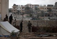 مهجرو رفح يتوجسون من تحركات الاستخبارات لاحتواء حراكهم مهجرو رفح يتوجسون من تحركات الاستخبارات لاحتواء حراكهم