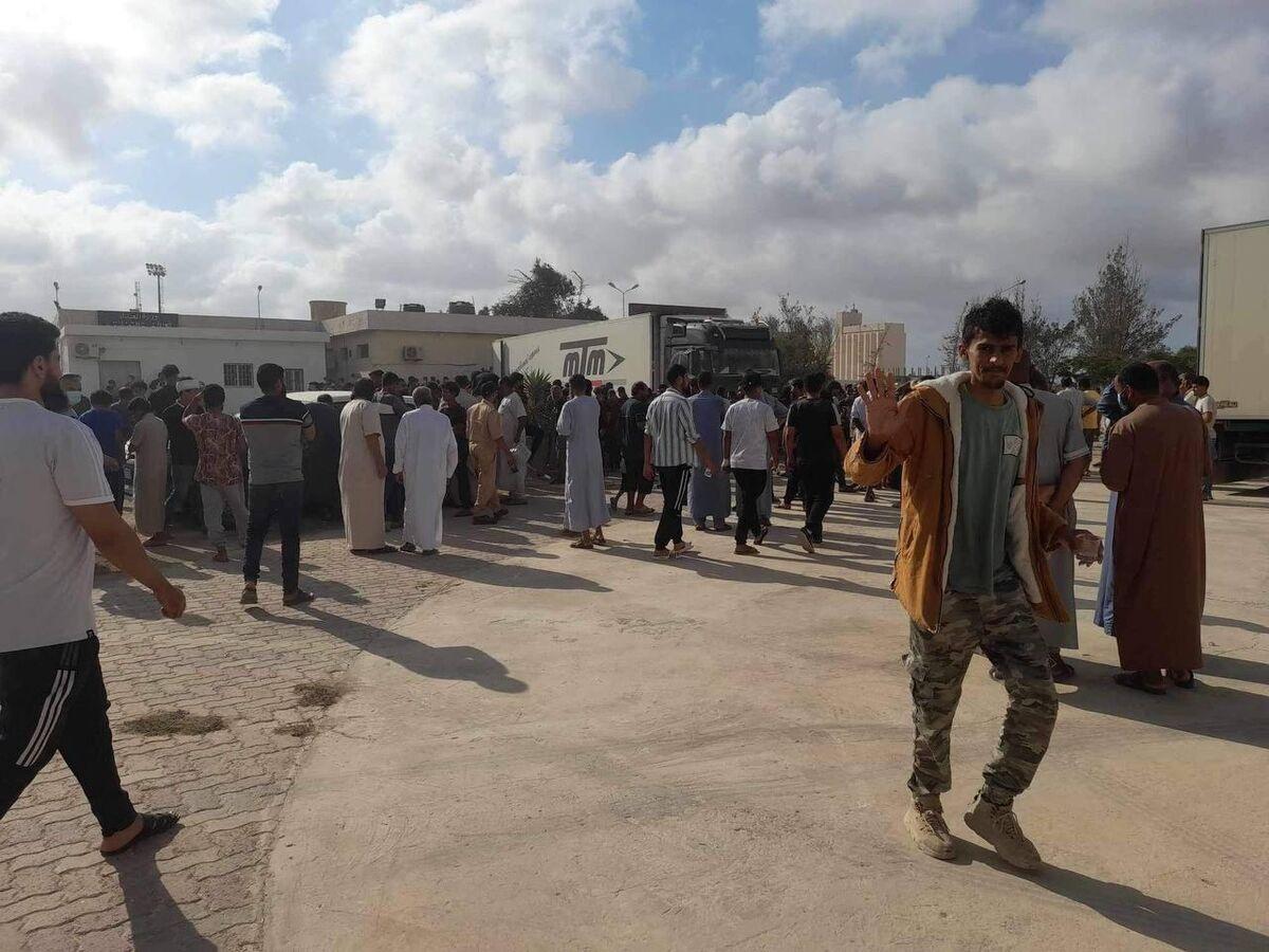 شاهد عيان: وصول عدد كبير من الضحايا المصريين من مدينة درنة إلى مركز طبرق الطبي شاهد عيان: وصول عدد كبير من الضحايا المصريين من مدينة درنة إلى مركز طبرق الطبي