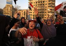 “كراتين” السيسي المجانية تصل إلى سيناء استباقاً للانتخابات "كراتين" السيسي المجانية تصل إلى سيناء استباقاً للانتخابات