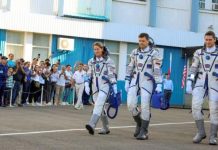 رائدان روسيان وأميركية يصلون إلى محطة الفضاء الدولية رائدان روسيان وأميركية يصلون إلى محطة الفضاء الدولية