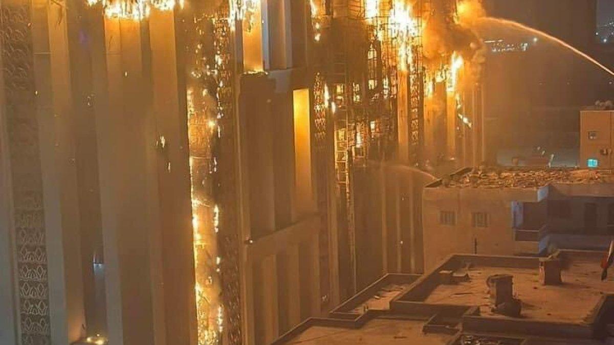 عشرات المصابين في حريق أتى على مبنى مديرية أمن الإسماعيلية بمصر عشرات المصابين في حريق أتى على مبنى مديرية أمن الإسماعيلية بمصر