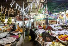 تهاوي الطبقة الوسطى في مصر.. تراجع دخل 65% من الأسر المصرية تهاوي الطبقة الوسطى في مصر.. تراجع دخل 65% من الأسر المصرية