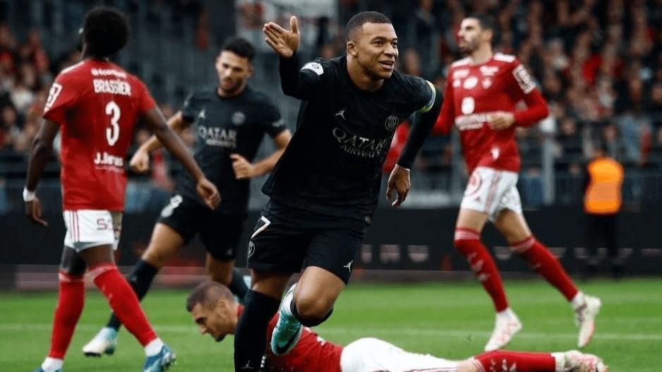 باريس سان جيرمان ينتزع فوزا مهما من بريست في الدقائق الأخيرة باريس سان جيرمان ينتزع فوزا مهما من بريست في الدقائق الأخيرة