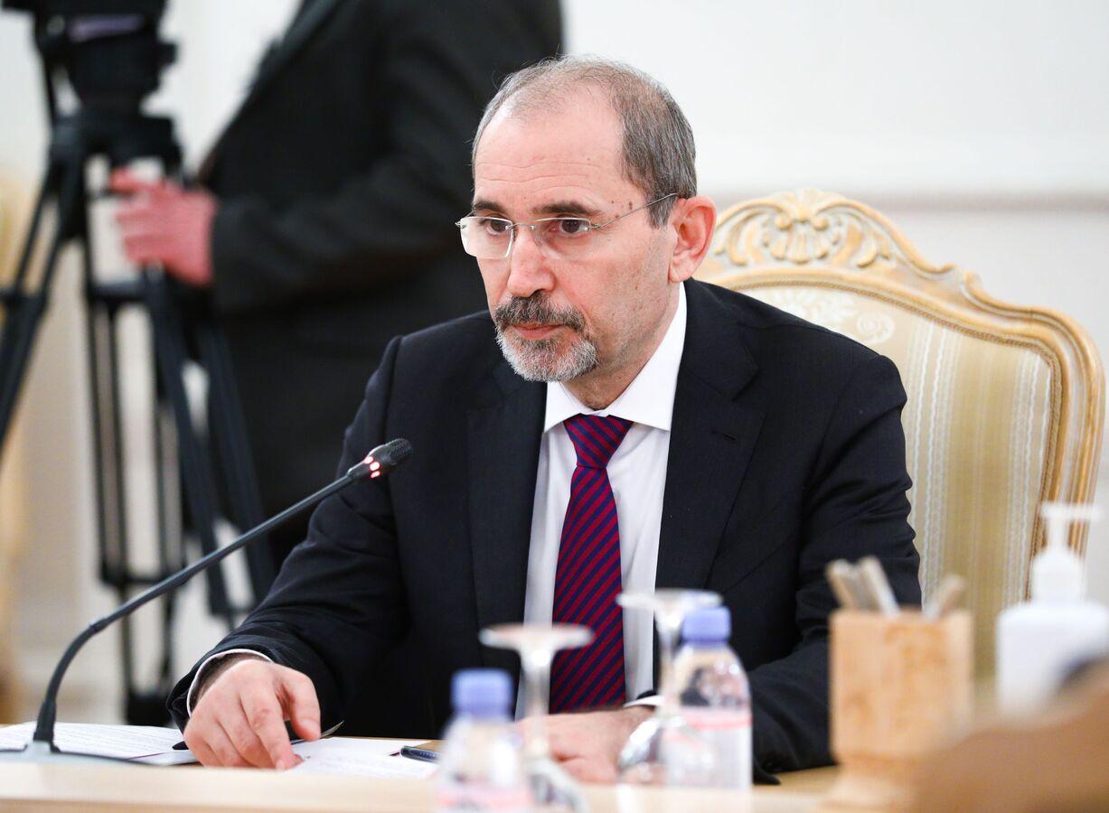 وزير الخارجية الأردني يبحث مع نظيريه المصري والسعودي سبل التحرك لمواجهة الجرائم الإسرائيلية في غزة وزير الخارجية الأردني يبحث مع نظيريه المصري والسعودي سبل التحرك لمواجهة الجرائم الإسرائيلية في غزة