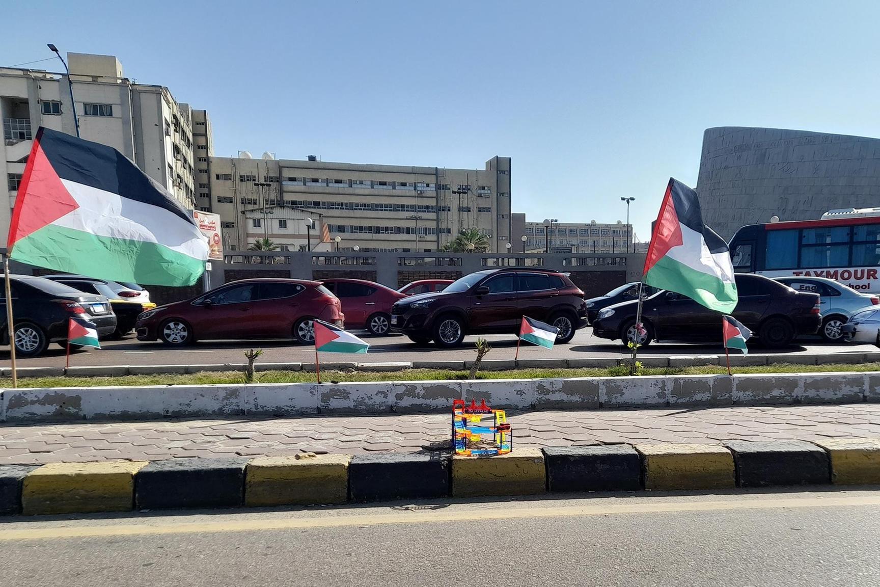 بعد سنوات من تجريم حملها.. تجارة الأعلام الفلسطينية تزدهر بمصر بعد سنوات من تجريم حملها.. تجارة الأعلام الفلسطينية تزدهر بمصر