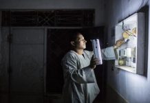 رئيس وزراء مصر: تسعير الكهرباء على أساس 18 جنيهاً للدولار رئيس وزراء مصر: تسعير الكهرباء على أساس 18 جنيهاً للدولار