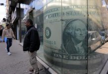 فوائد الديون ترفع عجز الموازنة المصرية وتخفض توقعات النمو فوائد الديون ترفع عجز الموازنة المصرية وتخفض توقعات النمو