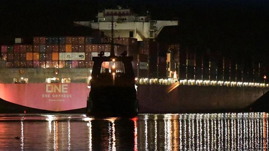 قناة السويس: إبحار سفينة اصطدمت بجسر إثر تعرضها لعطل