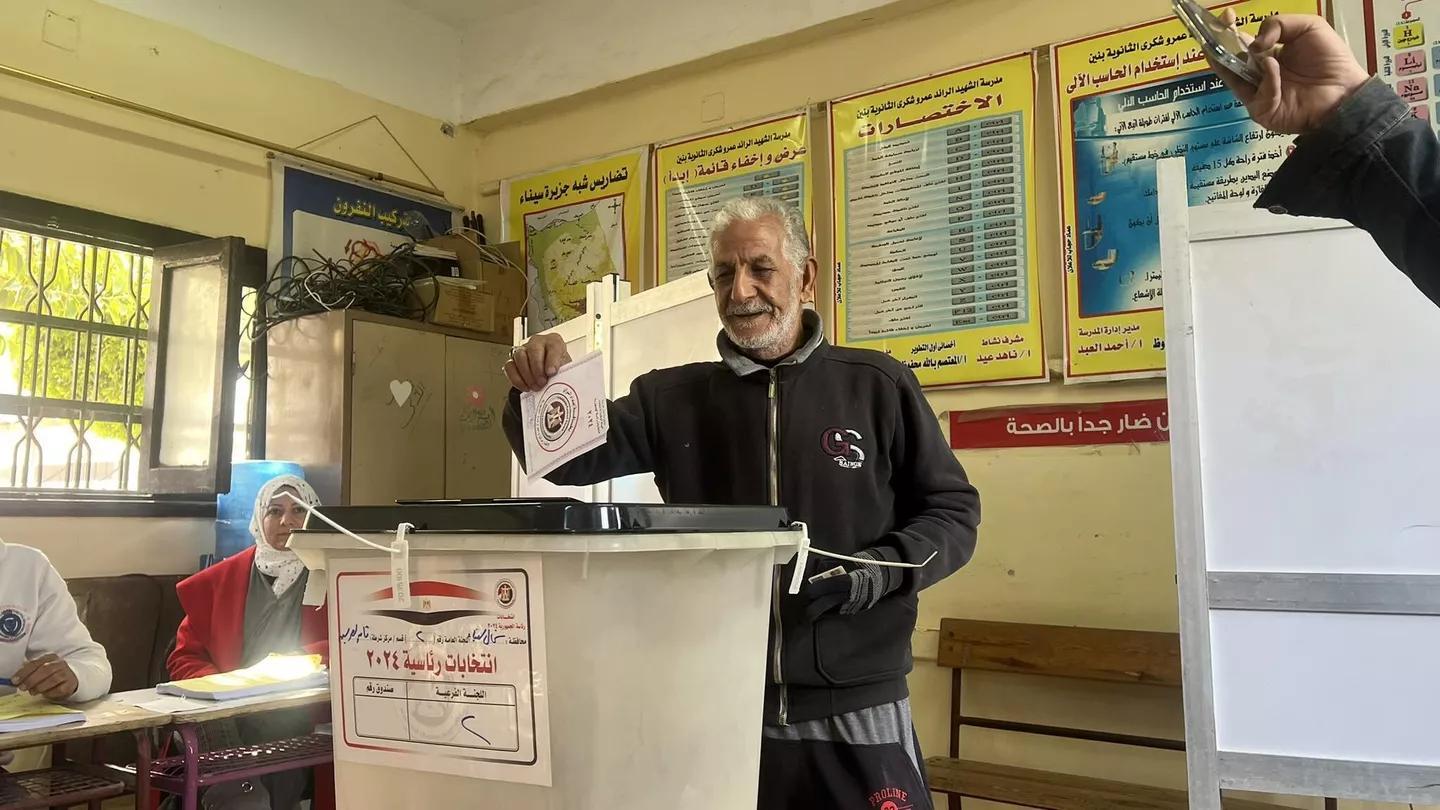 المصريون يواصلون المشاركة في الانتخابات الرئاسية التي يتنافس فيها أربعة مرشحين