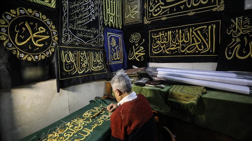مهنة القصبجي.. فنون الكتابة والتطريز على الحرير بمصر