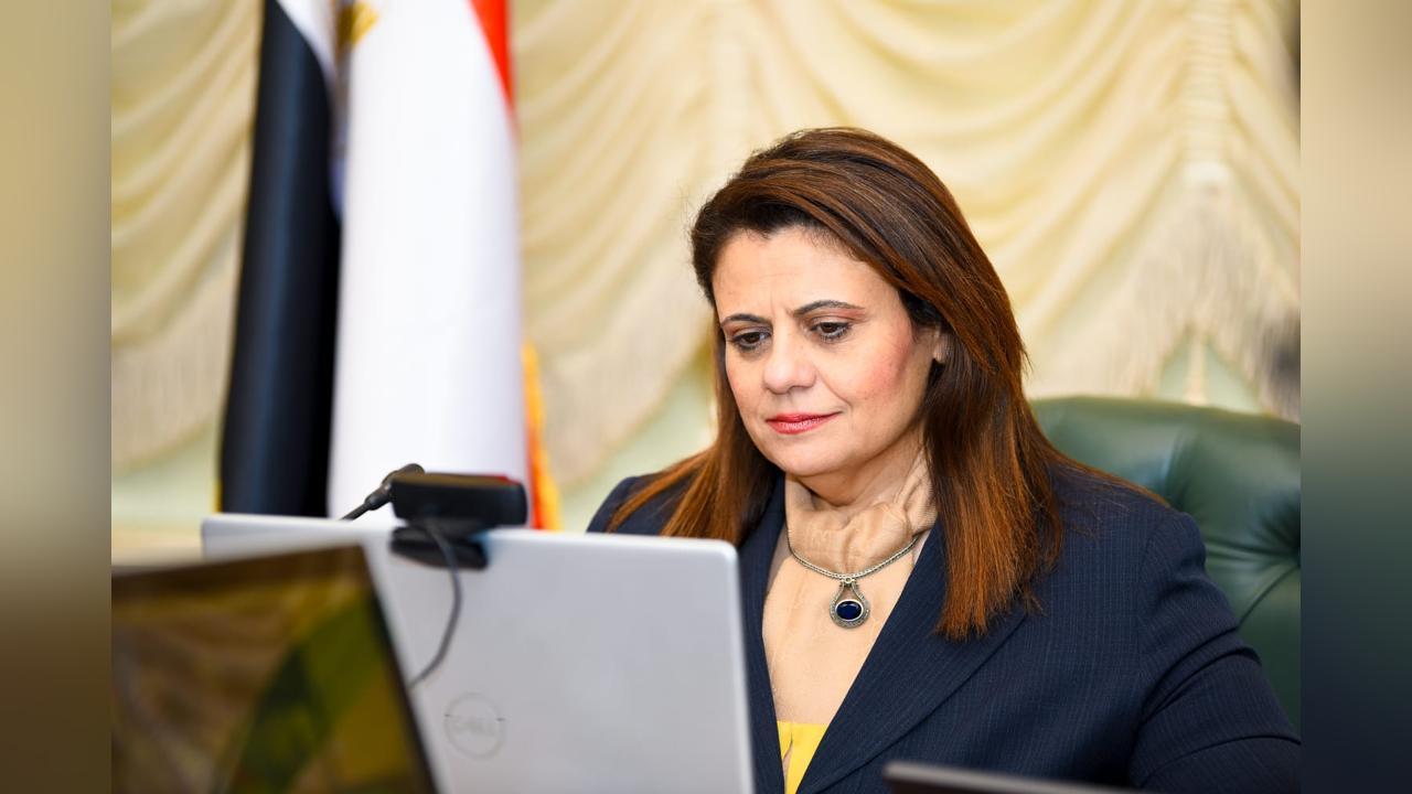 وزيرة الهجرة تطمئن على المواطن المصري المصاب في حريق عقار بالكويت وزيرة الهجرة تطمئن على المواطن المصري المصاب في حريق عقار بالكويت