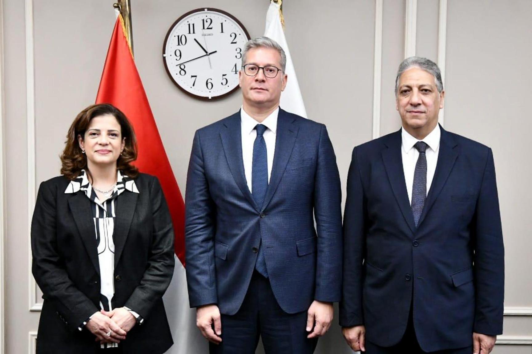 مصر توقع اتفاقيتين بـ340 مليون دولار لزيادة إنتاج النفط والغاز مصر توقع اتفاقيتين بـ340 مليون دولار لزيادة إنتاج النفط والغاز