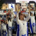 ردا على قرار إبقاء الجيش على الحدود بين غزة ومصر.. عائلات أسرى إسرائيل: نتنياهو لا يفوت فرصة لإفشال صفقة التبادل ردا على قرار إبقاء الجيش على الحدود بين غزة ومصر.. عائلات أسرى إسرائيل: نتنياهو لا يفوت فرصة لإفشال صفقة التبادل