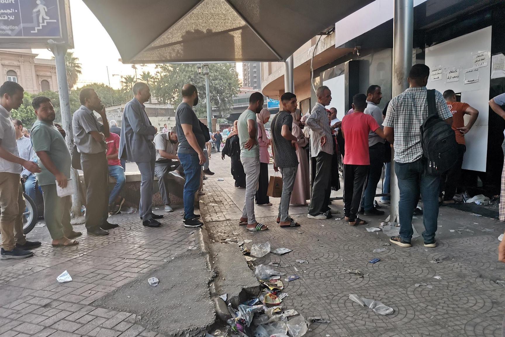 كيف يواجه المصريون أزمة اختفاء الأدوية من الأسواق؟ كيف يواجه المصريون أزمة اختفاء الأدوية من الأسواق؟