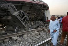 مصريون يضرمون النار بغرفة خفير قطار دهس طفلين أثناء ذهابهما للمدرسة مصريون يضرمون النار بغرفة خفير قطار دهس طفلين أثناء ذهابهما للمدرسة