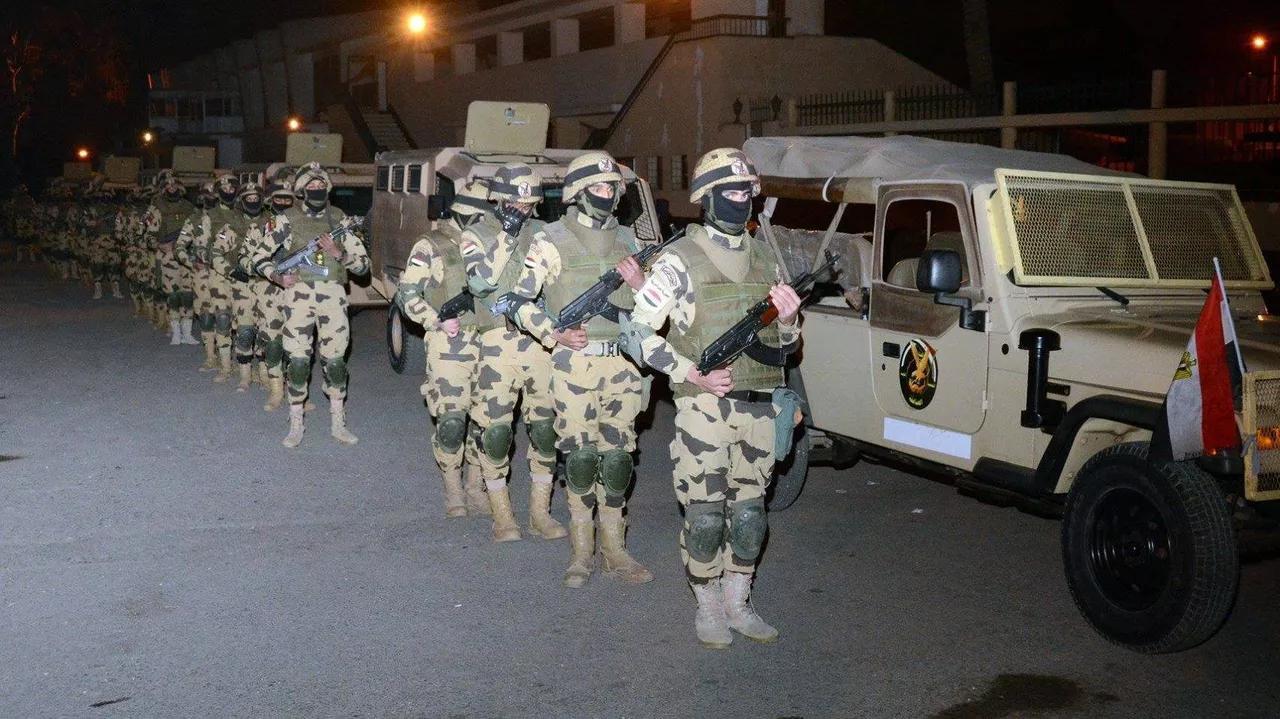 رئيس أركان الجيش المصري يتفقد إجراءات التأمين على الحدود مع السودان رئيس أركان الجيش المصري يتفقد إجراءات التأمين على الحدود مع السودان