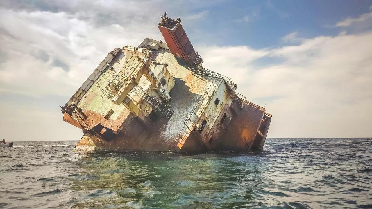إعلام ليبي: غرق باخرة مصرية غرب طبرق إعلام ليبي: غرق باخرة مصرية غرب طبرق