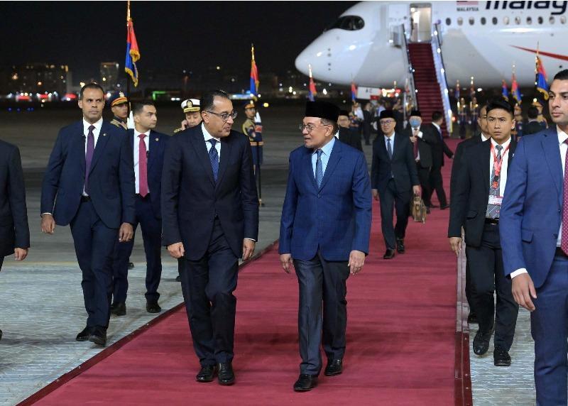 رئيس الوزراء يستقبل نظيره الماليزي بمطار القاهرة الدولي رئيس الوزراء يستقبل نظيره الماليزي بمطار القاهرة الدولي