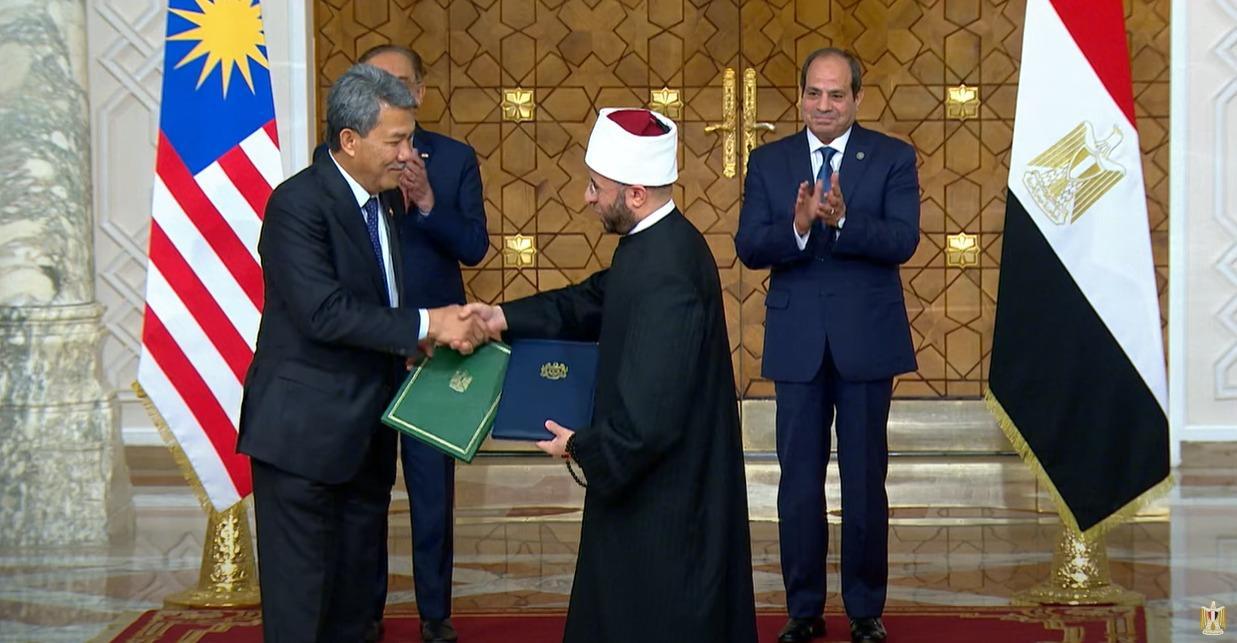 الرئيس السيسي ورئيس وزراء ماليزيا يشهدان توقيع مذكرة تفاهم بين البلدين الرئيس السيسي ورئيس وزراء ماليزيا يشهدان توقيع مذكرة تفاهم بين البلدين