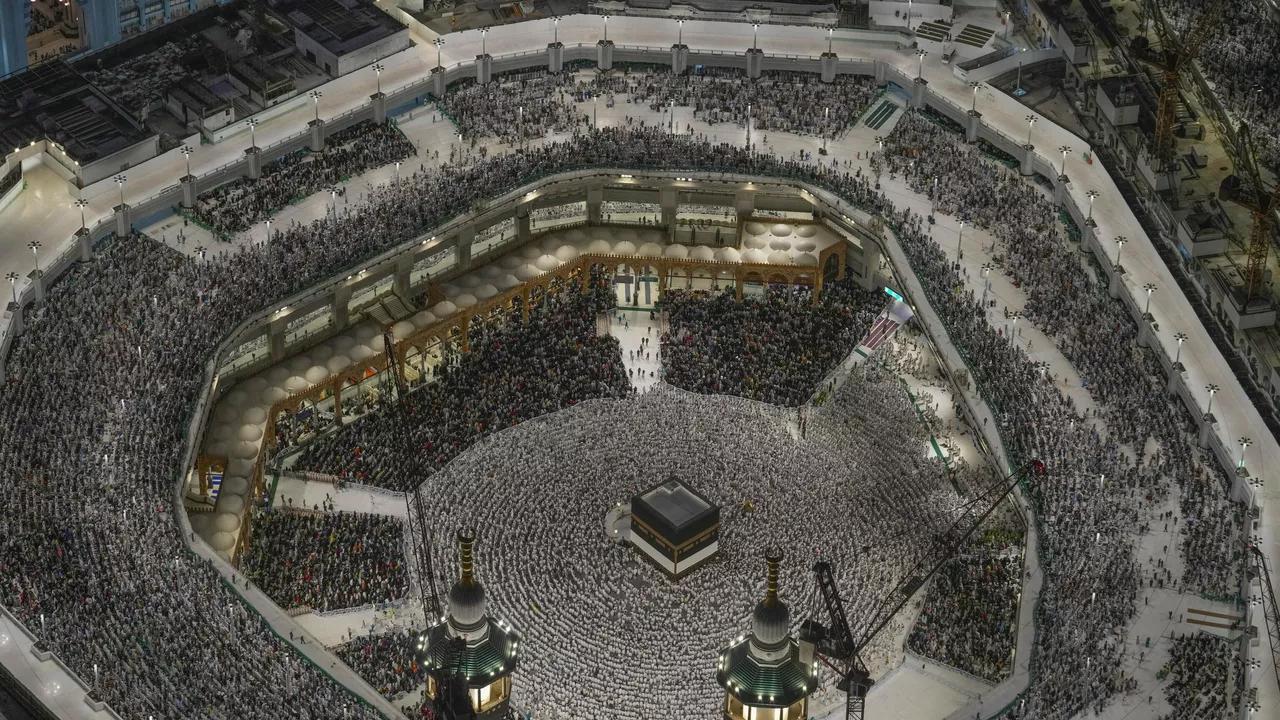 أمير سعودي يهين ممثلا مصريا شهيرا طالب بعزل مكة والمدينة عن المملكة أمير سعودي يهين ممثلا مصريا شهيرا طالب بعزل مكة والمدينة عن المملكة