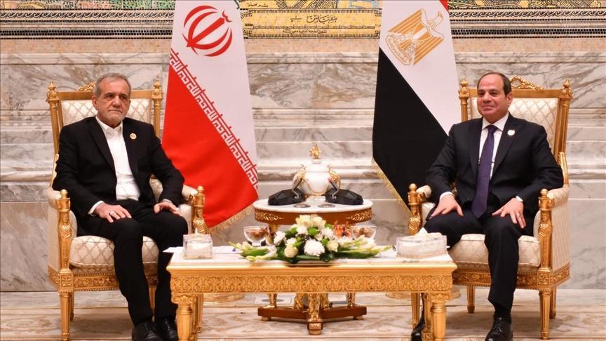 السيسي وبزشكيان يبحثان التطورات في غزة ولبنان وسوريا في أول زيارة يجريها رئيس إيراني لمصر منذ 11 عاما السيسي وبزشكيان يبحثان التطورات في غزة ولبنان وسوريا في أول زيارة يجريها رئيس إيراني لمصر منذ 11 عاما