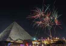 الألعاب النارية تضيء سماء الأهرامات مع حلول العام الجديد الألعاب النارية تضيء سماء الأهرامات مع حلول العام الجديد