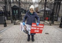 أسترالي يضرب عن الطعام لإطلاق المصري علاء عبد الفتاح أسترالي يضرب عن الطعام لإطلاق المصري علاء عبد الفتاح