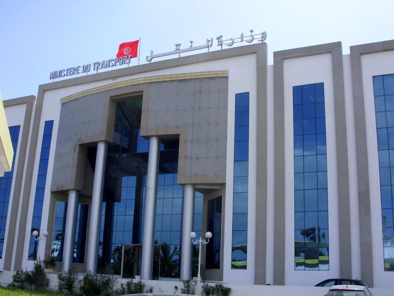اعتداء موظفين على رجل مسن يثير غضبا ووزارة النقل تعتذر اعتداء موظفين على رجل مسن يثير غضبا ووزارة النقل تعتذر