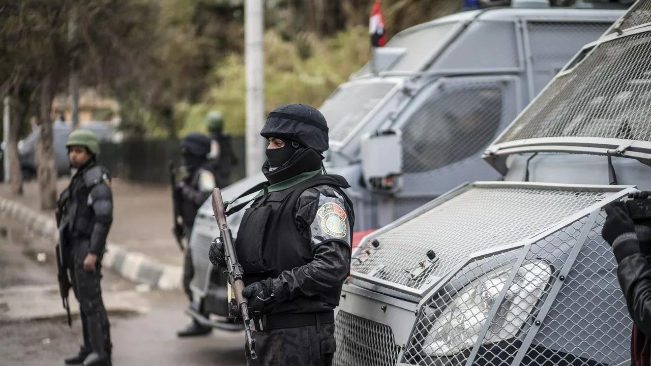 اشتباكات دامية ومداهمات في قرية مصرية.. الأمن يتدخل اشتباكات دامية ومداهمات في قرية مصرية.. الأمن يتدخل