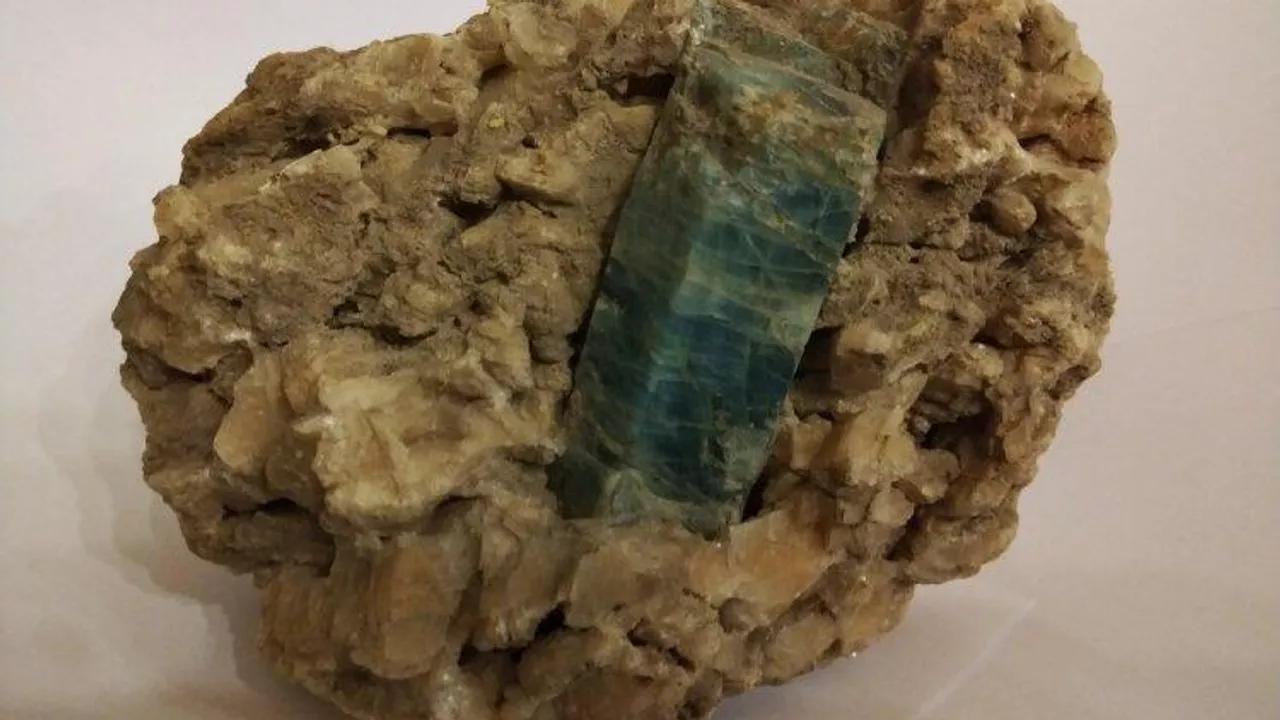 اكتشاف حجر كريم عمره نحو 2 مليار سنة في روسيا اكتشاف حجر كريم عمره نحو 2 مليار سنة في روسيا