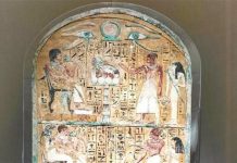 عرض لوحة من الحجر الجيري تعود لعهد الملك تحتمس الثالث عرض لوحة من الحجر الجيري تعود لعهد الملك تحتمس الثالث