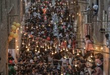 أكبر إفطار رمضاني يحمل البهجة لآلاف الناس في عامه الـ11 أكبر إفطار رمضاني يحمل البهجة لآلاف الناس في عامه الـ11