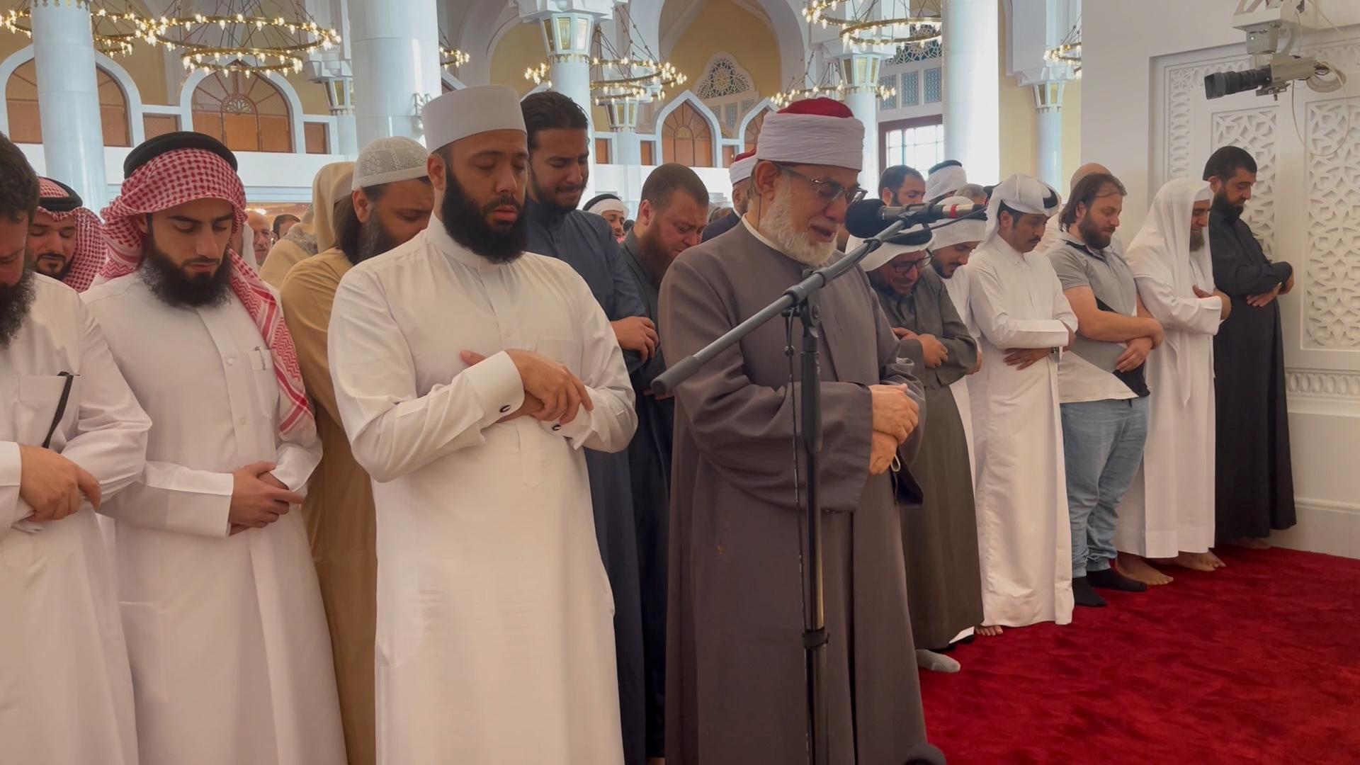 حشود غفيرة تودع الشيخ أبو إسحاق الحويني في قطر حشود غفيرة تودع الشيخ أبو إسحاق الحويني في قطر