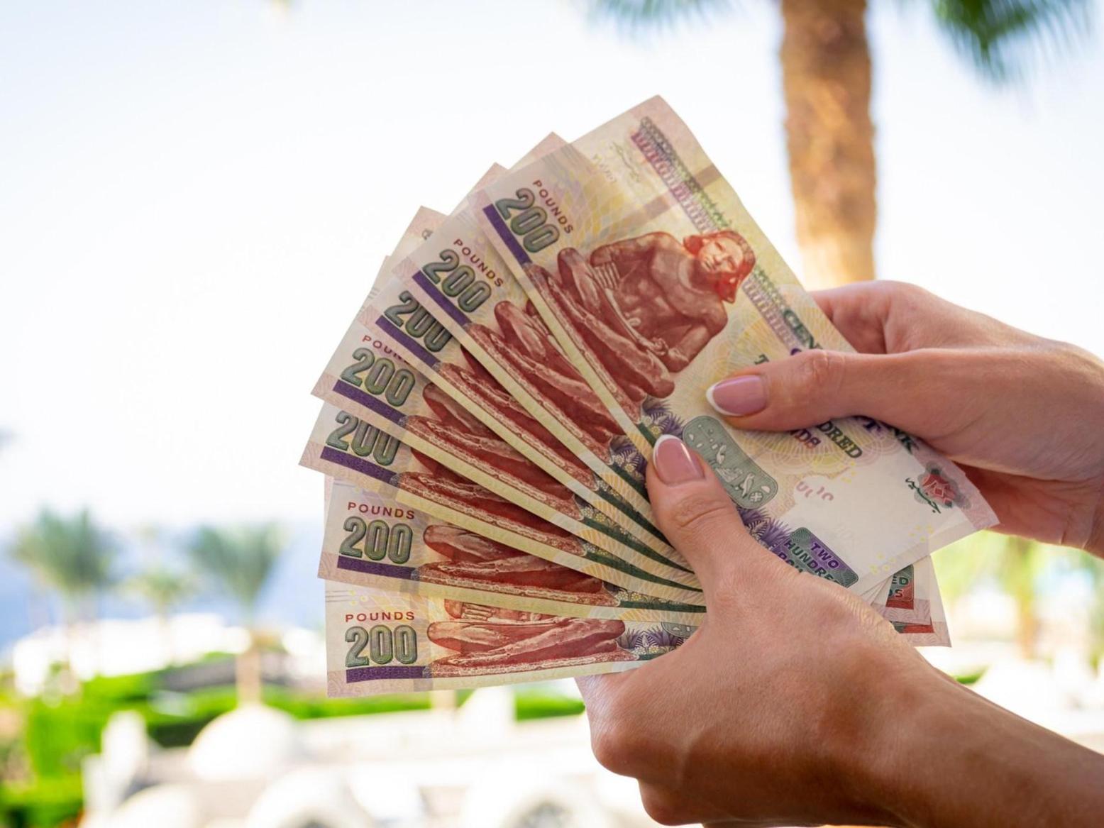 الجنيه يهبط إلى أدنى مستوى مقابل الدولار بفعل رسوم ترامب الجنيه يهبط إلى أدنى مستوى مقابل الدولار بفعل رسوم ترامب