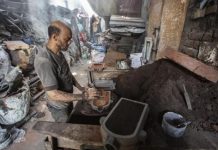 عمال مصر.. زيادة الأجور تأكلها معدلات تضخم هائلة عمال مصر.. زيادة الأجور تأكلها معدلات تضخم هائلة