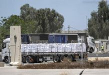 تجهيز شاحنات لنقل المساعدات من شمال سيناء إلى غزة تجهيز شاحنات لنقل المساعدات من شمال سيناء إلى غزة