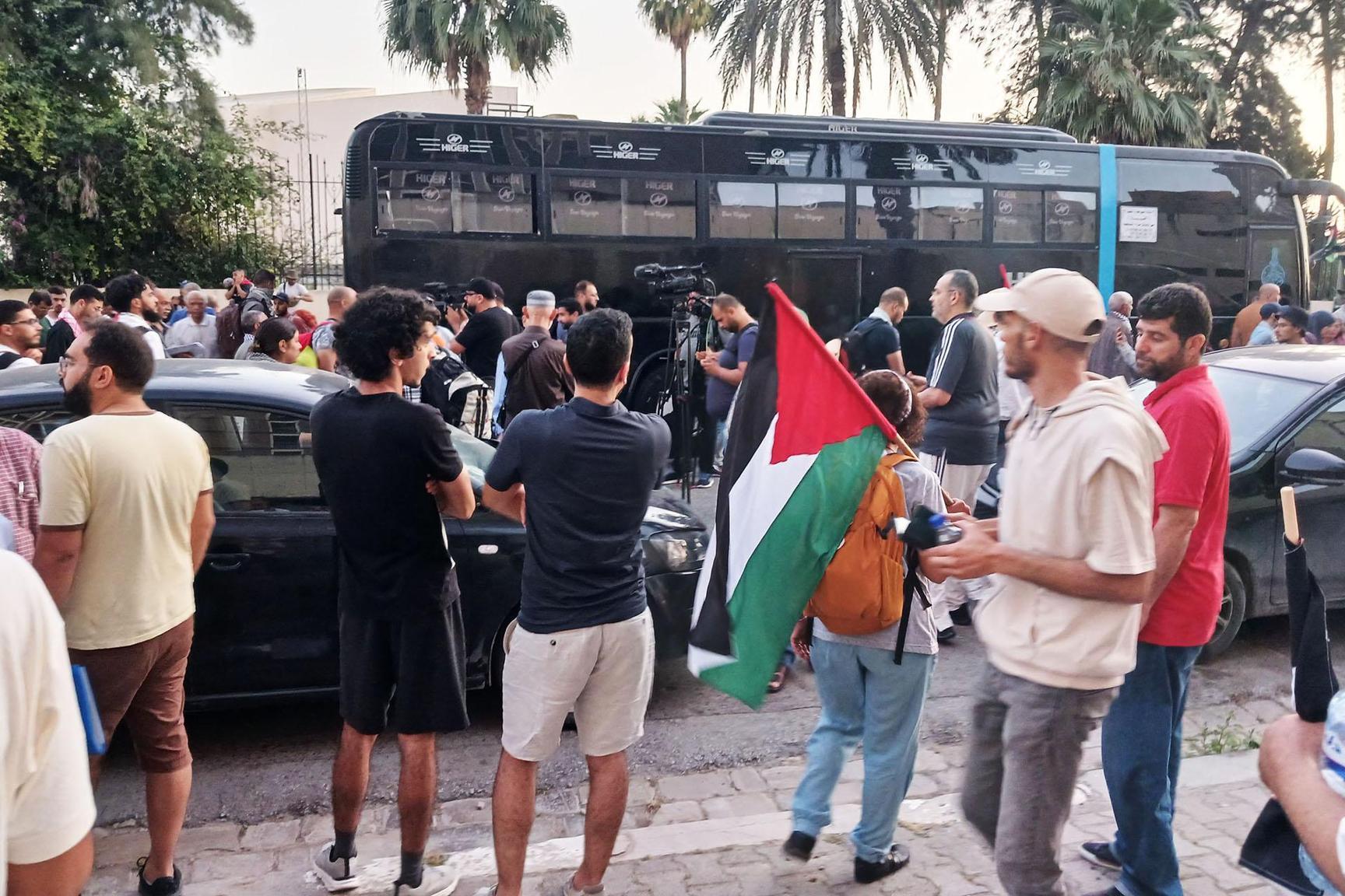 الزحف نحو غزة.. قافلة الصمود تبعث برسائل التحدي للاحتلال الزحف نحو غزة.. قافلة الصمود تبعث برسائل التحدي للاحتلال