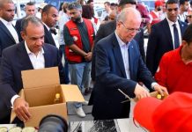 رئيس وزراء فلسطين يتفقد مراكز إعداد المساعدات لغزة رئيس وزراء فلسطين يتفقد مراكز إعداد المساعدات لغزة