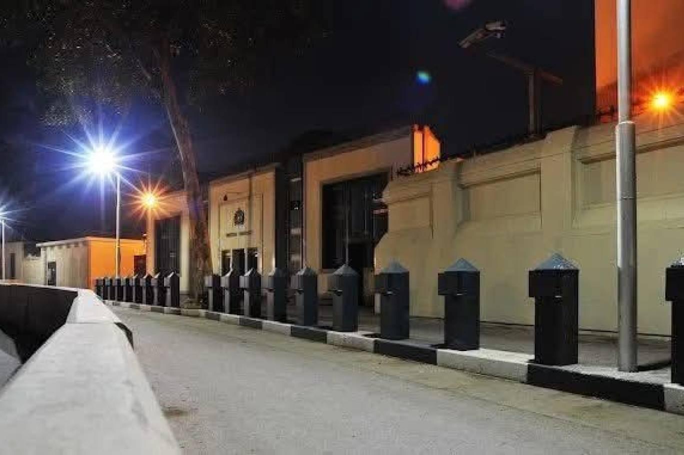 من واقعة الأقفال لرفع الحواجز.. سفارتا القاهرة ولندن تعودان للواجهة