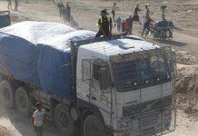 قوافل إنسانية بالعريش المصرية تنتظر دخول غزة عبر كرم أبو سالم قوافل إنسانية بالعريش المصرية تنتظر دخول غزة عبر كرم أبو سالم