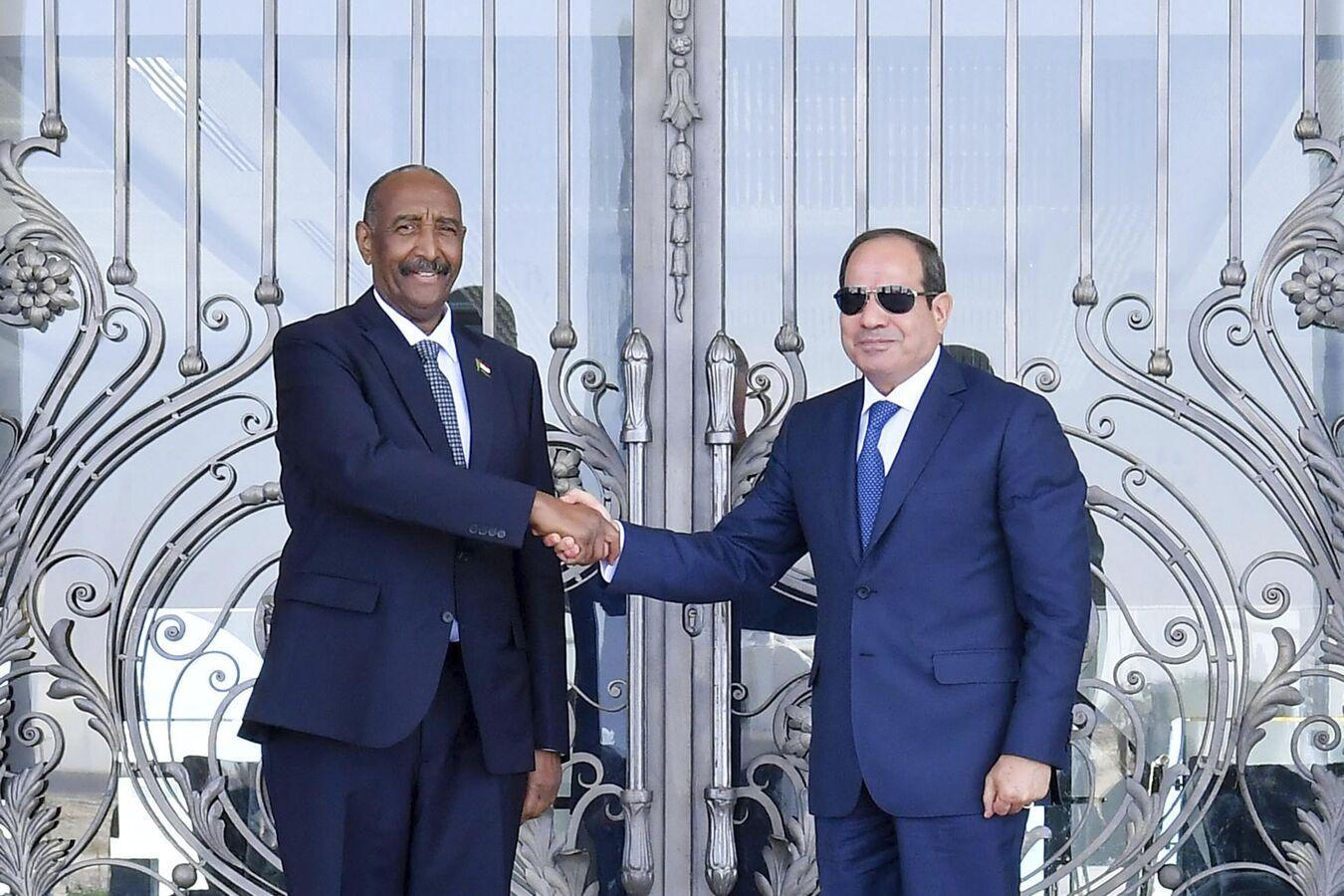 ما وراء زيارة البرهان إلى مصر بعد ساعات من قمة في شرم الشيخ؟