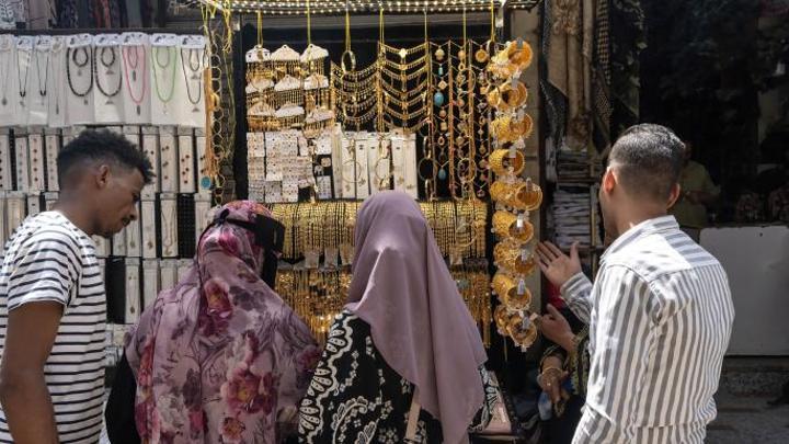 الذهب يتراجع في مصر وسط ركود بالسوق وارتفاع عمولة البيع والشراء الذهب يتراجع في مصر وسط ركود بالسوق وارتفاع عمولة البيع والشراء