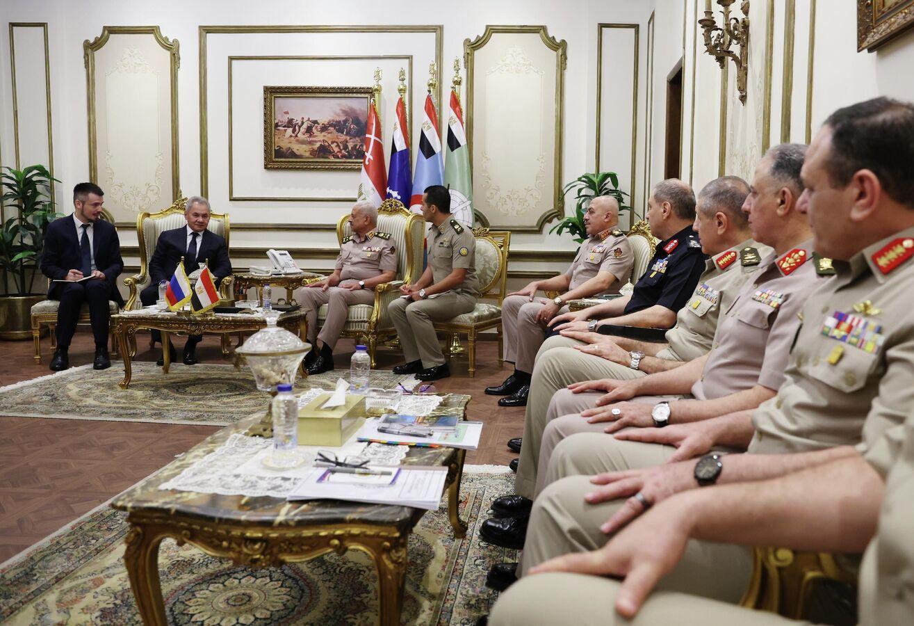 شويغو: يمكن لروسيا ومصر أن تجريا مناورات عسكرية مشتركة بشكل منتظم شويغو: يمكن لروسيا ومصر أن تجريا مناورات عسكرية مشتركة بشكل منتظم