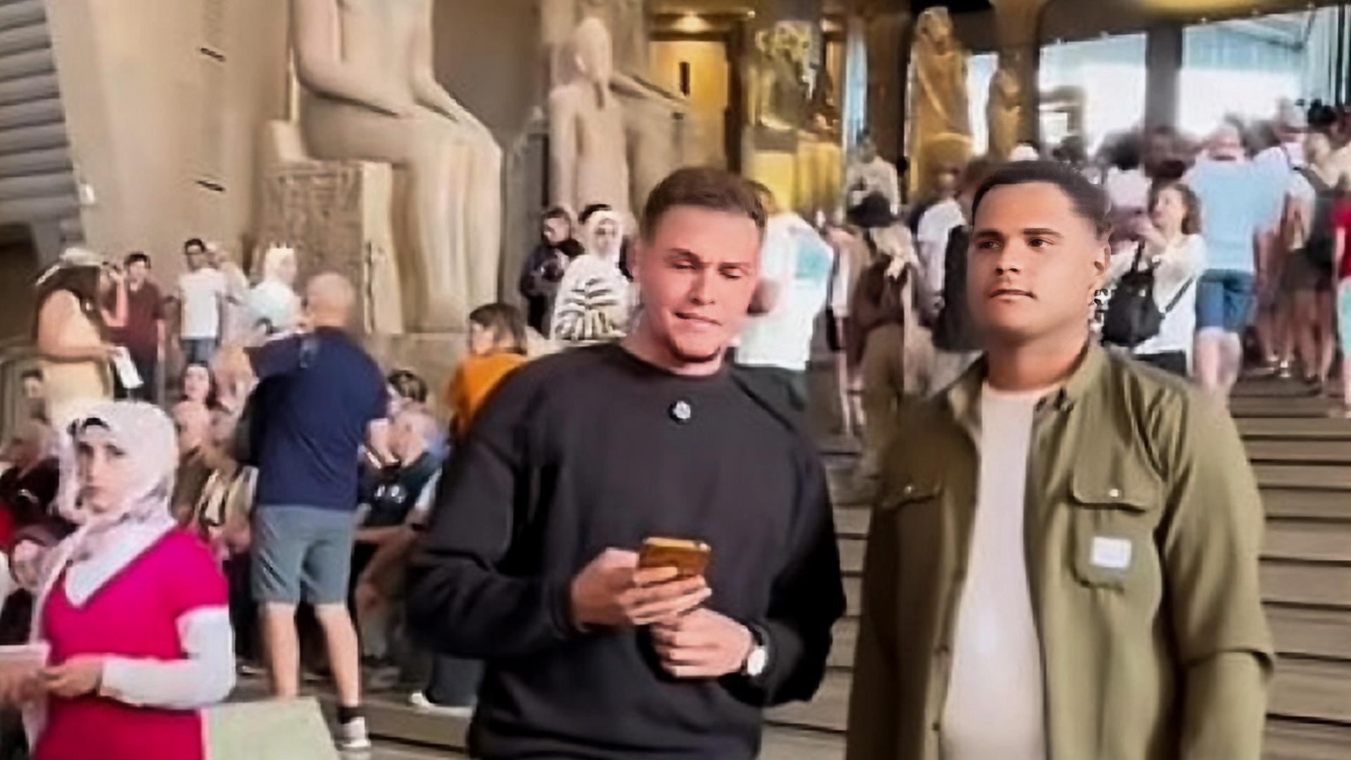 شاب يثير الجدل بعد تلاوته آيات قرآنية عن فرعون داخل المتحف المصري شاب يثير الجدل بعد تلاوته آيات قرآنية عن فرعون داخل المتحف المصري