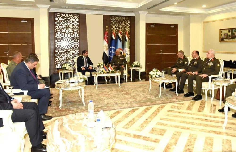 وزير الدفاع يلتقي الوفود العسكرية على هامش «EDEX-2025» وزير الدفاع يلتقي الوفود العسكرية على هامش «EDEX-2025»